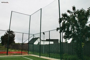 Systemowe ogrodzenie boiska z siatki polipropylenowej.